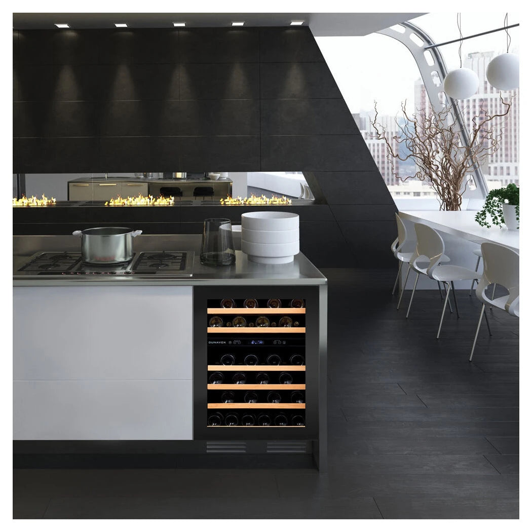 Dunavox Flow-46H Weinkühlschrank als Unterbau in dunkler Designküche mit Kochfeld, Kücheninsel und Panoramafenster