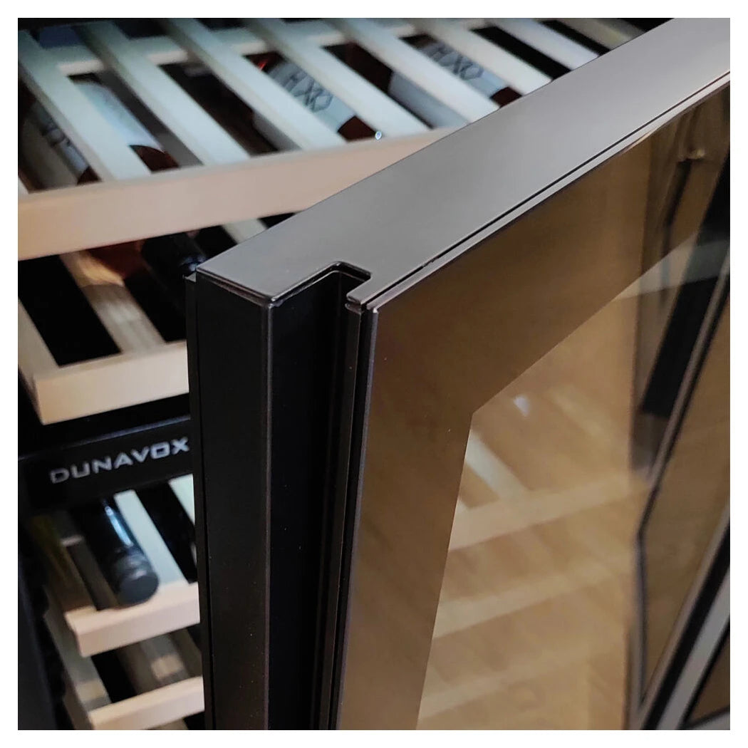 Dunavox Flow-46H Weinkühlschrank Detailansicht schwarzer Türrahmen mit Glastür, Dunavox-Logo und Holzregale im Hintergrund
