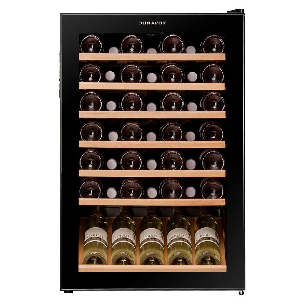Dunavox Home-48 Weinkühlschrank in Schwarz mit geschlossener Doppelglastür, 7 Holzregalen und vollbeladener Einzelzone