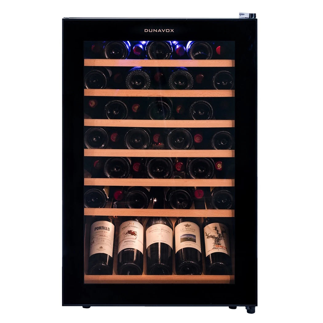 Dunavox Home-48 Weinkühlschrank mit blauer LED-Innenbeleuchtung, beladenen Holzregalen und sichtbaren Rotweinflaschenetiketten
