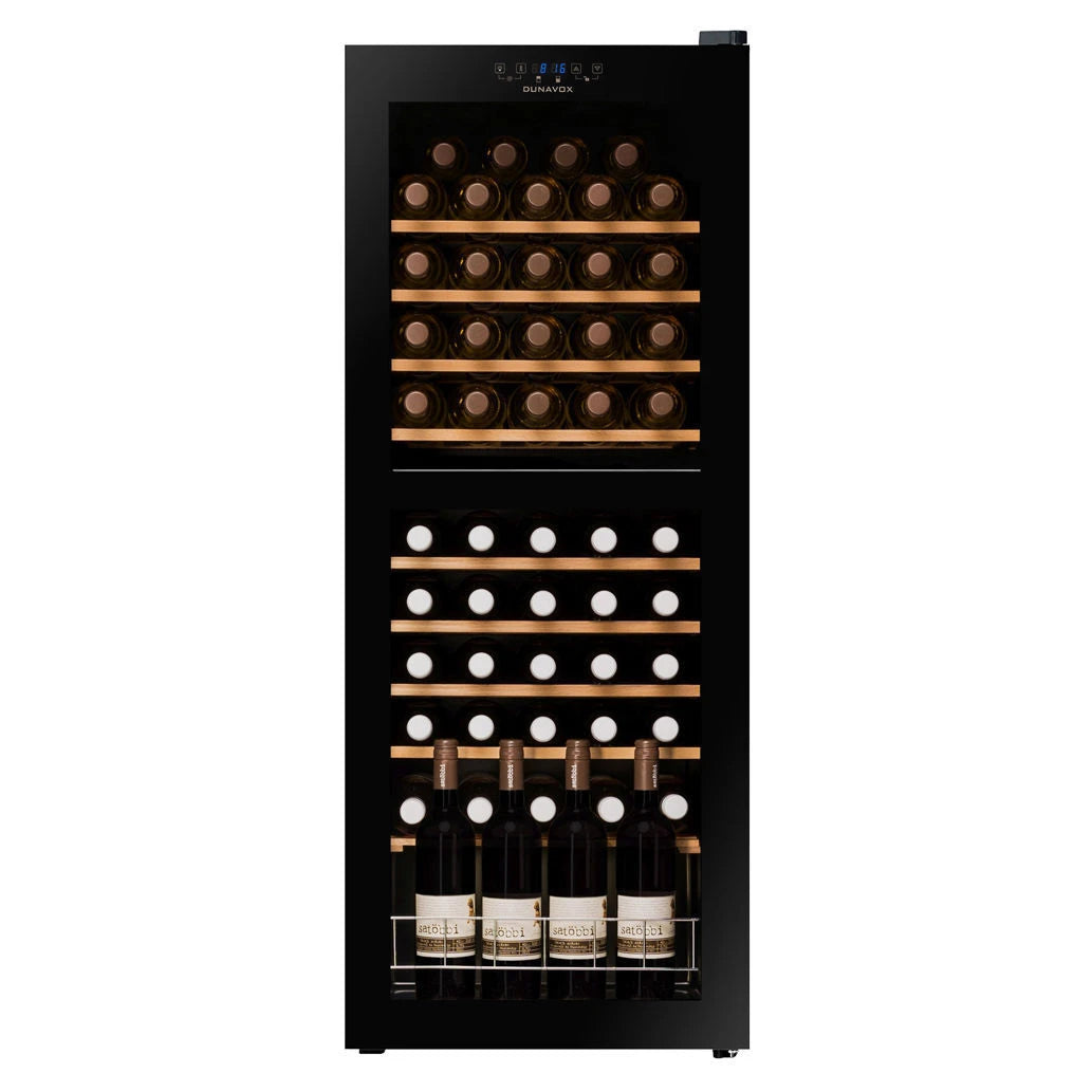 Dunavox Home-50 freistehender Weinkühlschrank Frontalansicht mit Doppelglastür, Holzregalen und beladener Doppelzone
