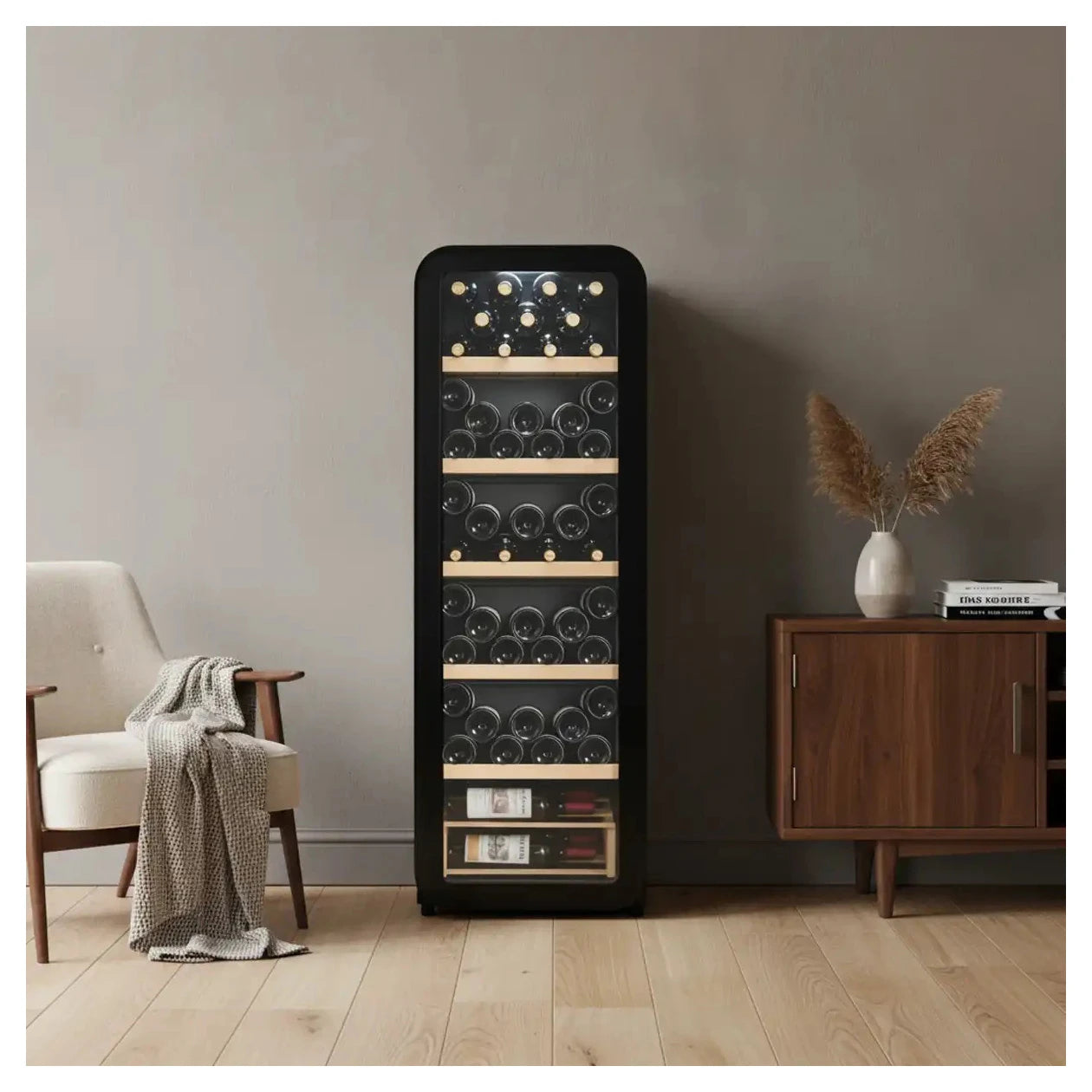 Freistehender Weinkühlschrank Cavecool Retro Basalt CC156SB im Wohnzimmer neben Sessel und Sideboard