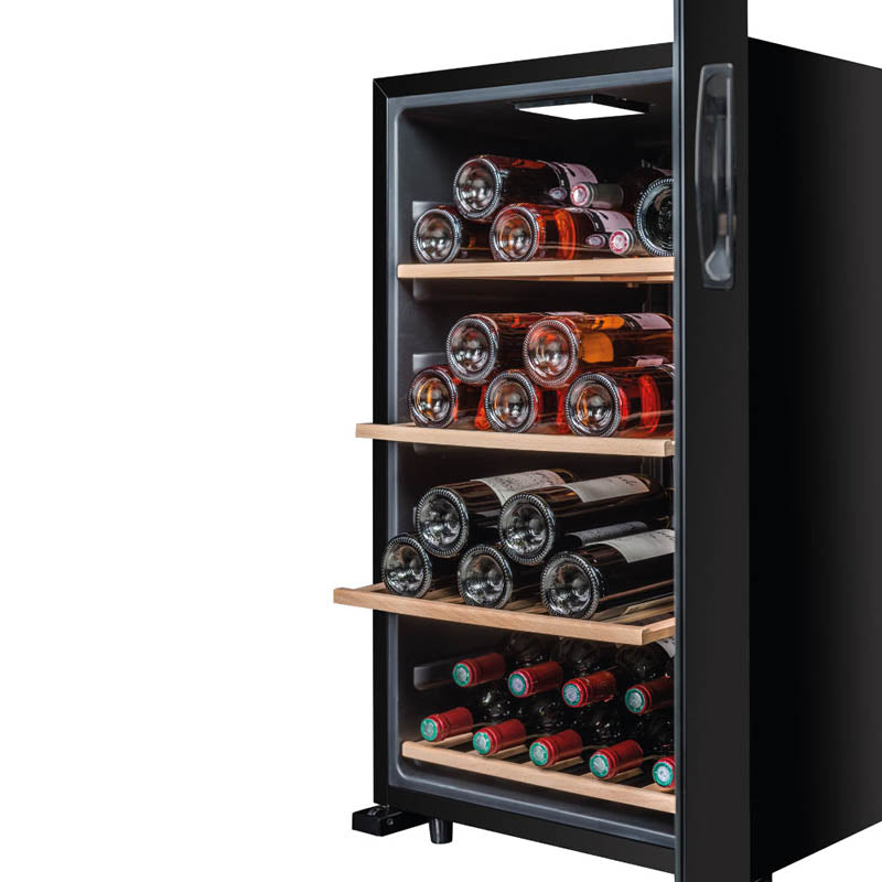 Weinkühlschrank La Sommelière SMART52 mit herausgezogenen Holzböden und liegenden Rosé- und Rotweinflaschen
