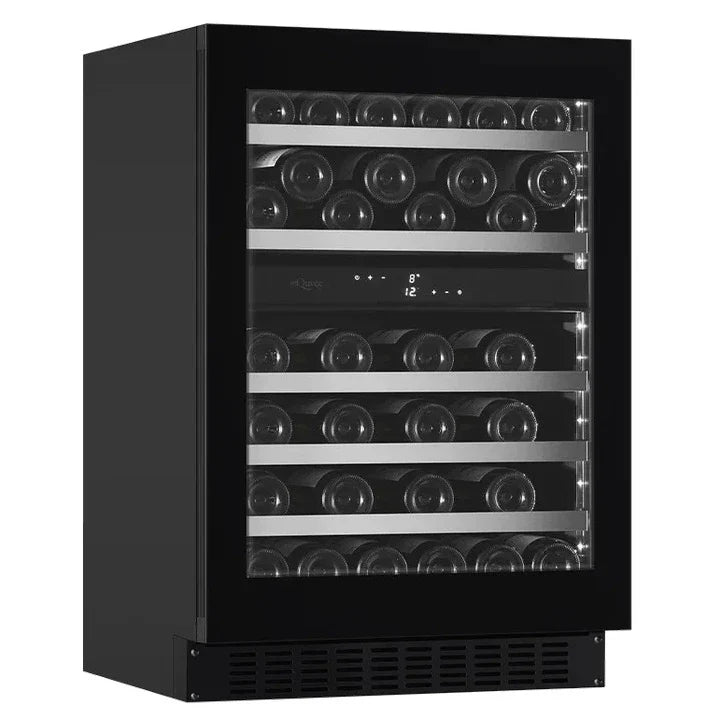 Unterbau-Weinkühlschrank mQuvée WineCave Exclusive 780 60D Push/Pull Ansicht von schräg vorne mit geschlossener Glastür und beleuchtetem Innenraum