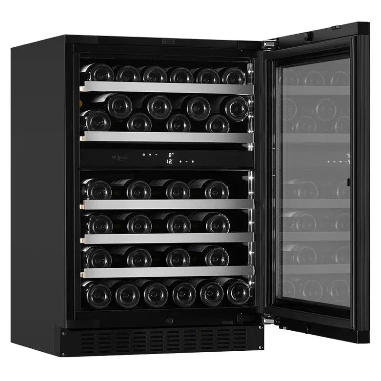 Unterbau-Weinkühlschrank mQuvée WineCave Exclusive 780 60D Push/Pull Ansicht von schräg vorne mit geöffneter Tür und Flaschen auf den Holzböden