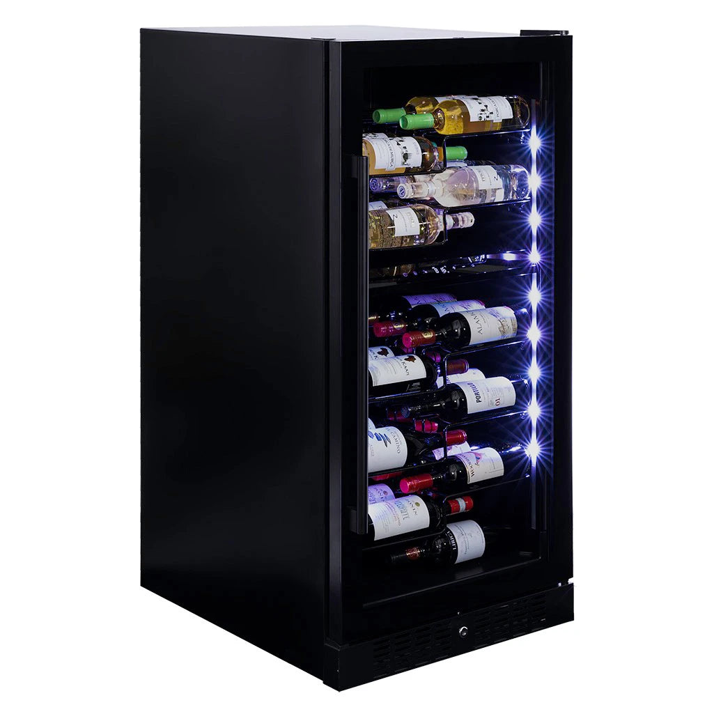 Dunavox Sera-58 Weinkühlschrank, Schrägansicht mit LED-Seitenbeleuchtung, schwarzes Gehäuse mit vollbeladenen Ablagen