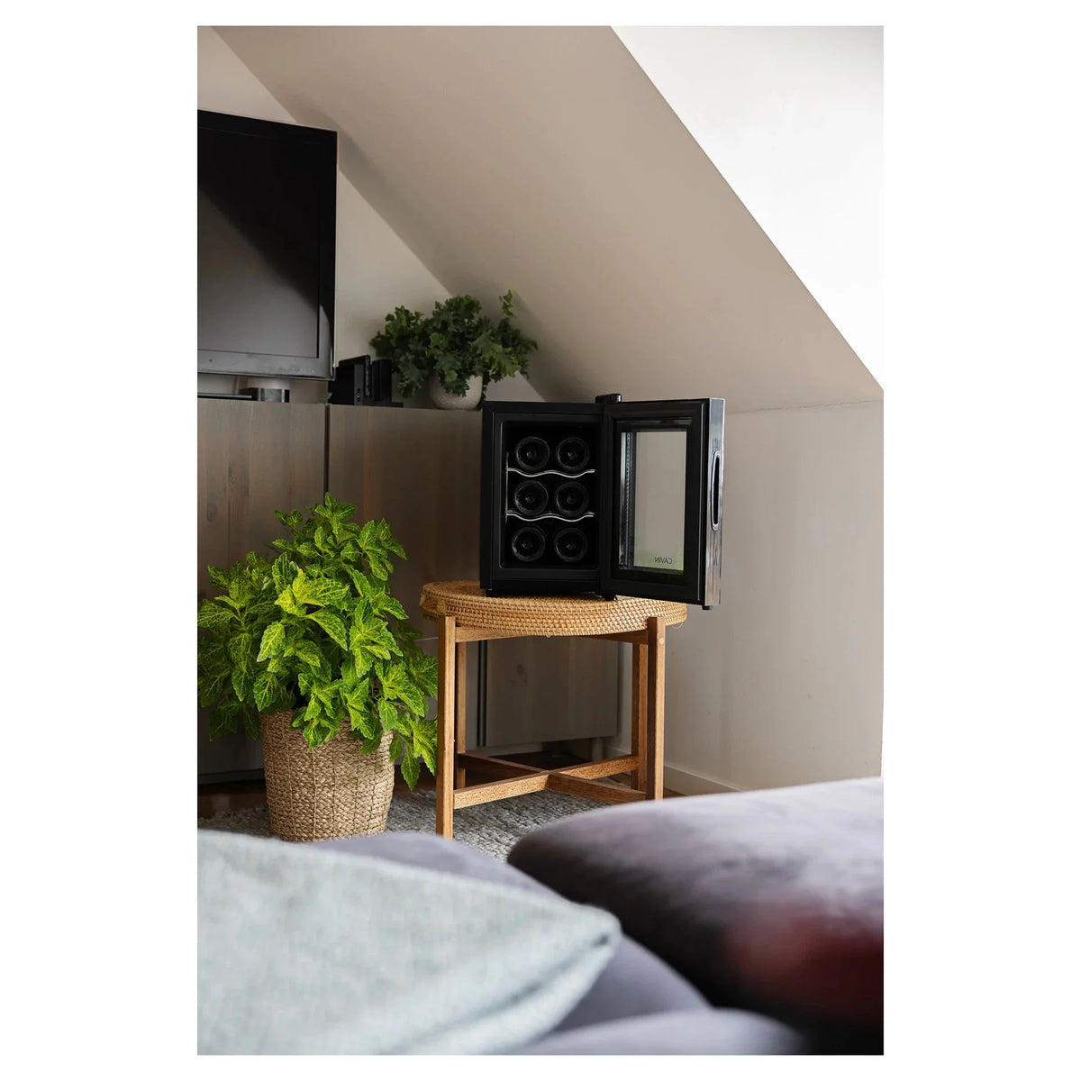 Freistehender Weinkühlschrank Cavin Tundra Collection 6 mit geöffneter Tür auf einem Beistelltisch im Wohnzimmer