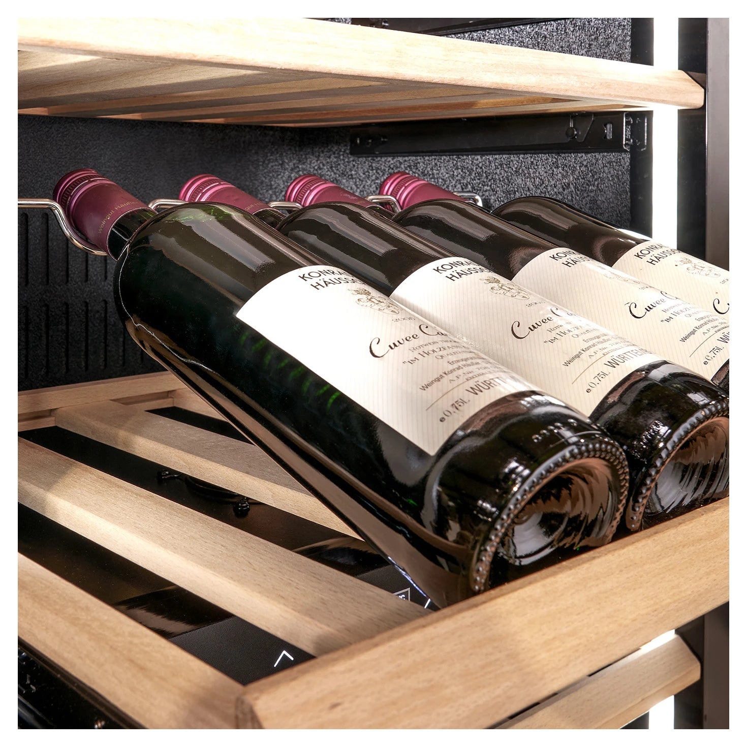 Einbau-Weinkühlschrank CASO Design WineDeluxe WD 60 Holzlagerboden mit Flaschen