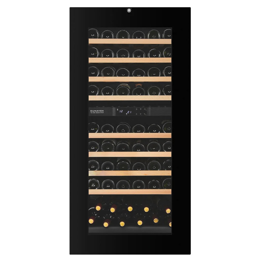 Dunavox Balance-65 vollintegrierter Weinkühlschrank, Innenansicht mit vollbeladenen Holzregalen und Doppelzone