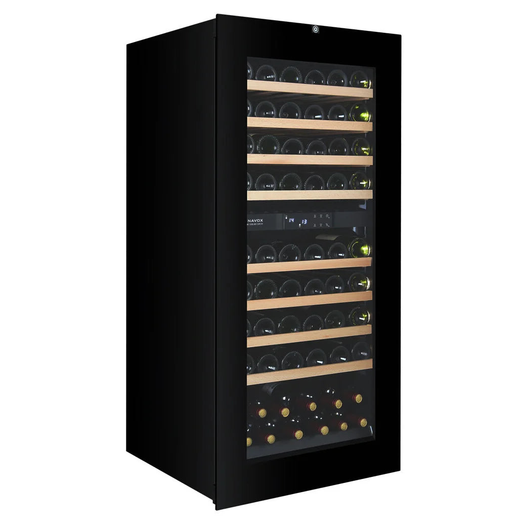 Dunavox Balance-65 Weinkühlschrank, schwarzes Gehäuse mit Glastür, beladene Holzregale in Doppelzone, Schrägansicht