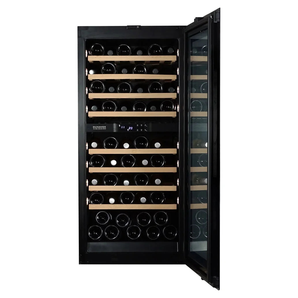 Dunavox Balance-65 Weinkühlschrank mit weit geöffneter Tür, beladene Holzregale mit Rotweinen und Bedienfeld sichtbar