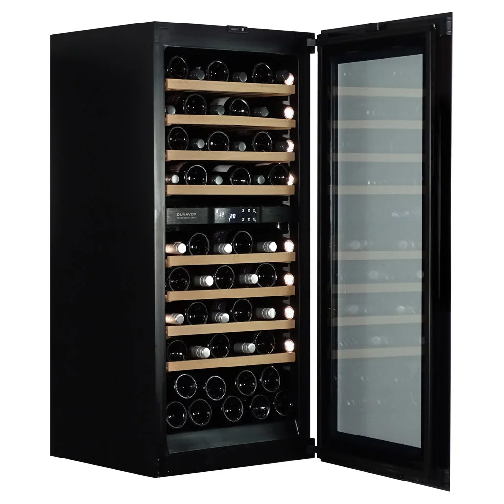 Dunavox Balance-65 Weinkühlschrank mit geöffneter Glastür, Innenansicht zeigt beladene Holzregale mit Rotweinen beider Zonen