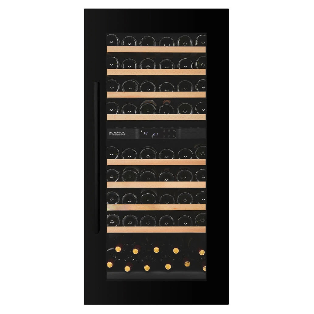 Dunavox Joy-65 Einbau-Weinkühlschrank Frontalansicht mit Dreifachglastür, Doppelzone und beladenen Teleskop-Holzregalen