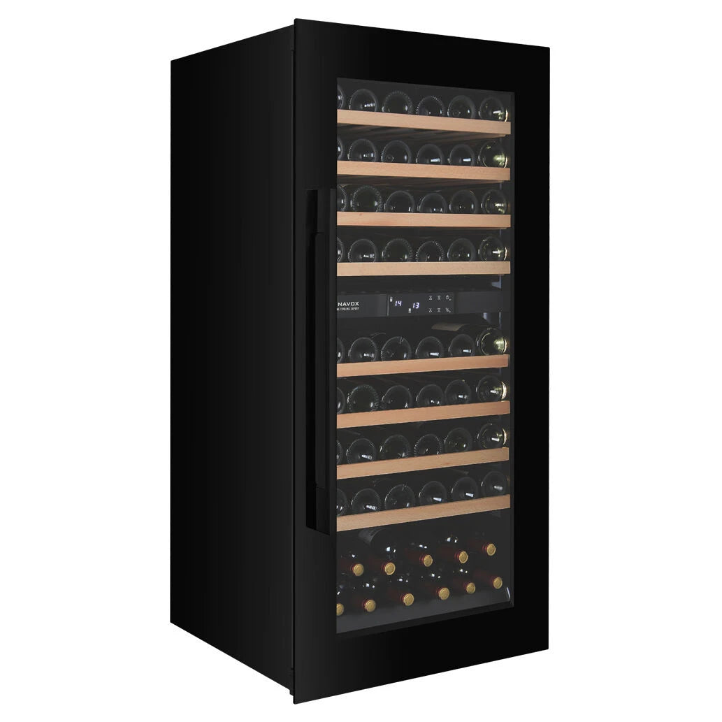 Dunavox Joy-65 Einbau-Weinkühlschrank in Schwarz mit geschlossener Dreifachglastür und vollbeladenen Teleskop-Holzregalen