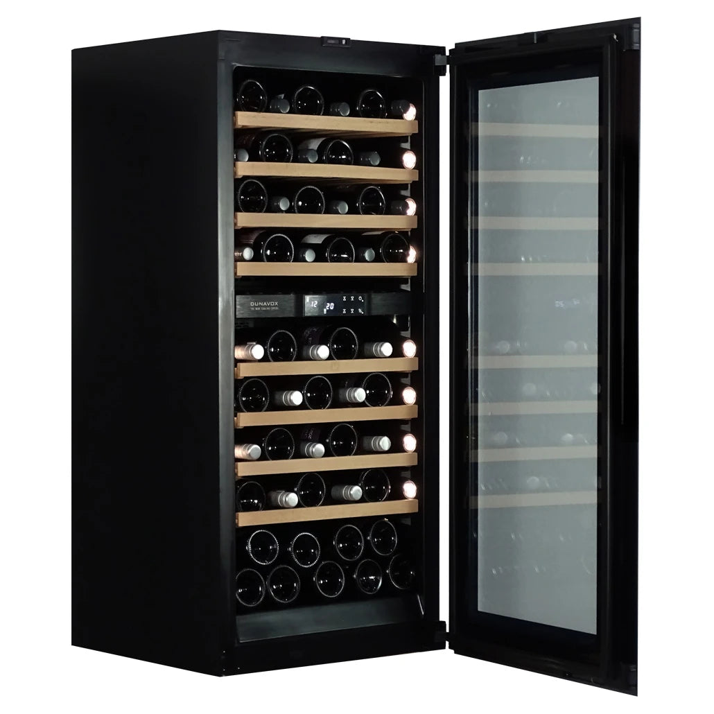 Dunavox Joy-65 Weinkühlschrank mit vollständig geöffneter Dreifachglastür und Blick auf alle beladenen Holzregale