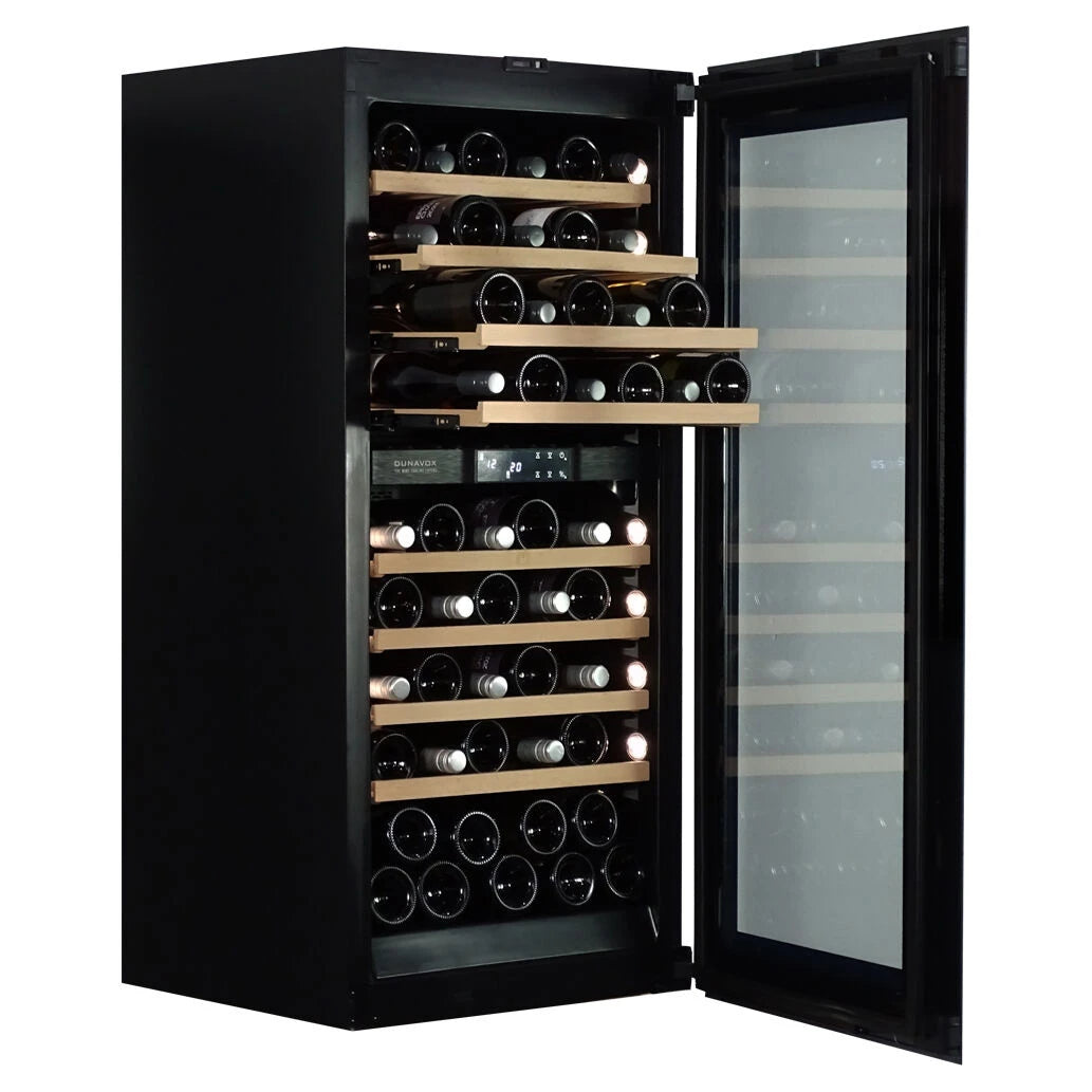 Dunavox Joy-65 Weinkühlschrank mit herausgezogenem Teleskop-Holzregal und geöffneter Dreifachglastür in Schwarz