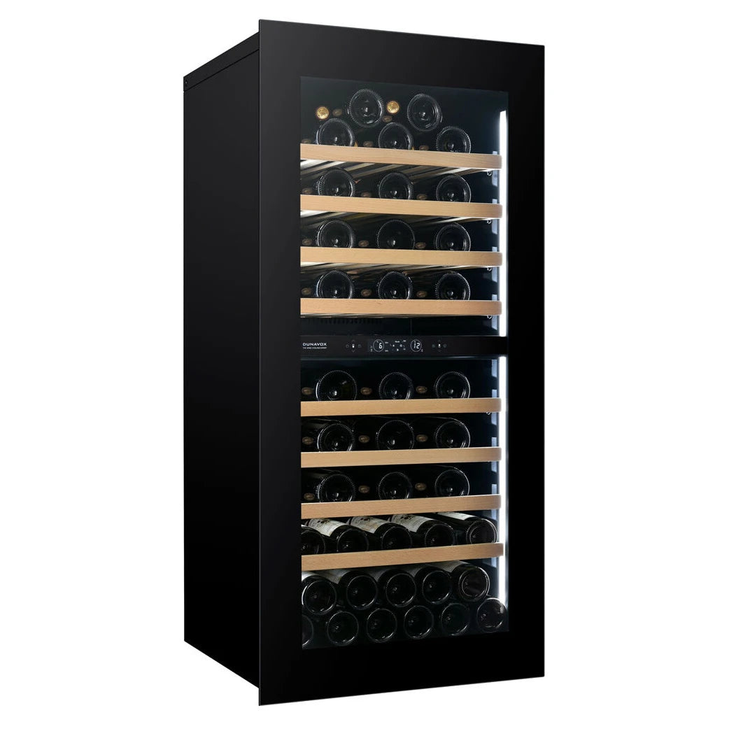 Dunavox Horizon-70 Black Weinkühlschrank, Schrägansicht mit Glastür, schwarzem Gehäuse, Holzregalen und LED-Beleuchtung