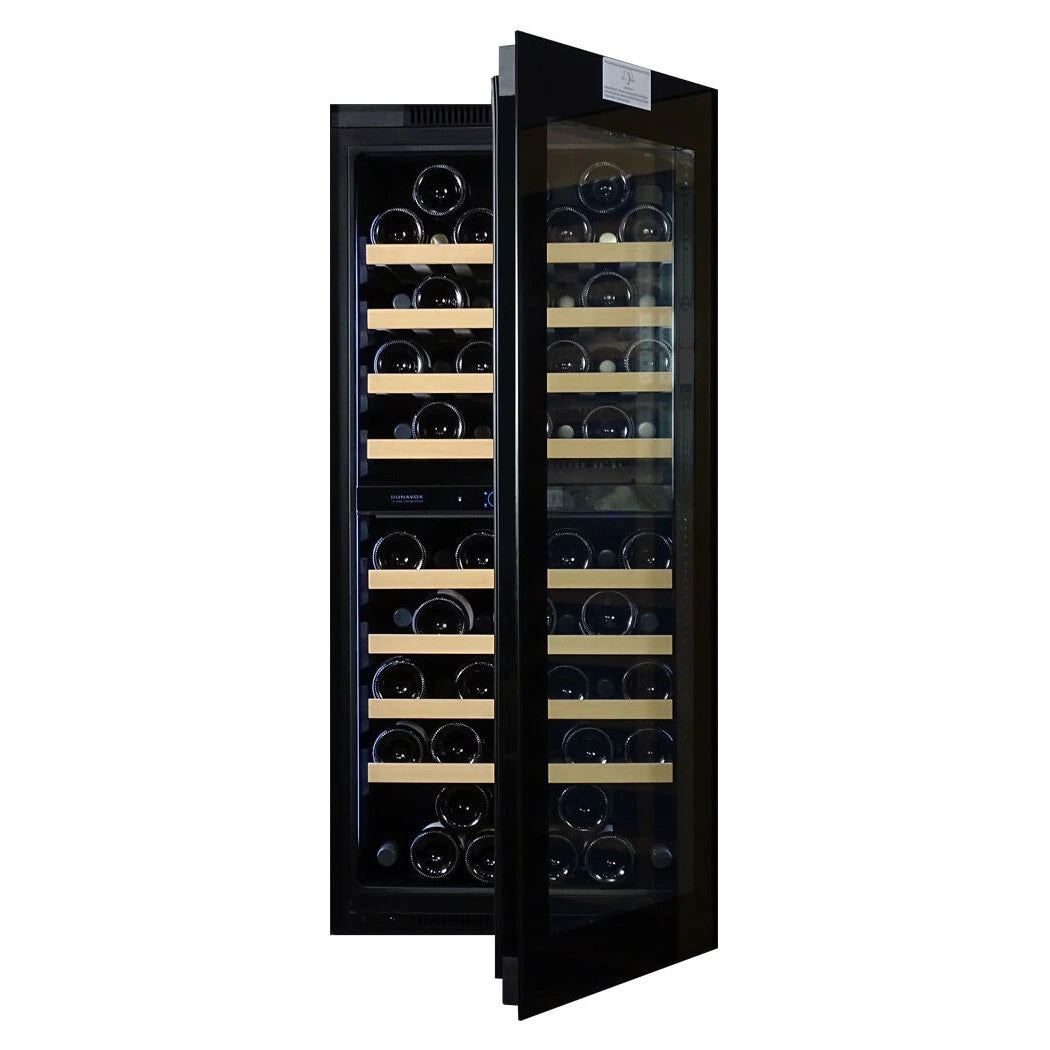 Dunavox Horizon-70 Black Weinkühlschrank mit weit geöffneter Glastür, Innenansicht mit Holzregalen und liegenden Weinflaschen