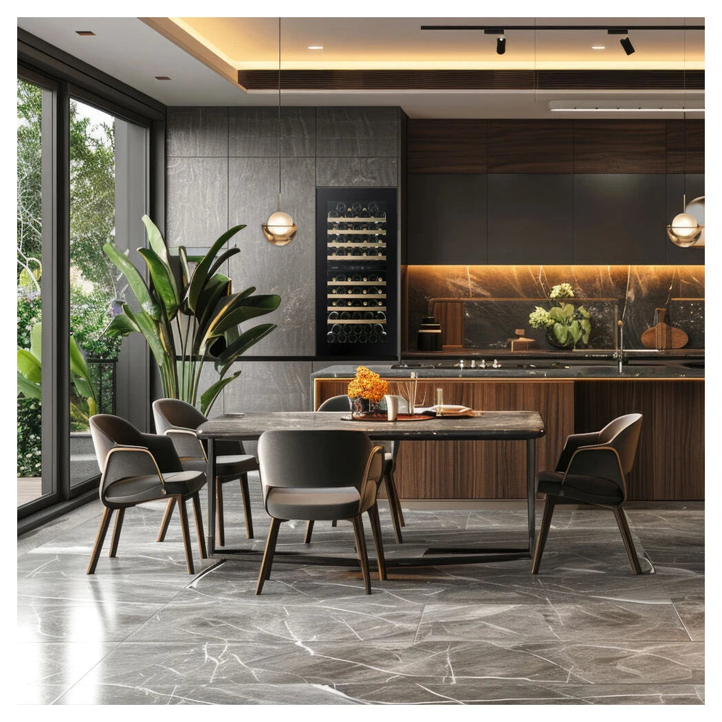 Dunavox Horizon-70 Black Weinkühlschrank eingebaut in luxuriöser Designküche mit Holzfronten, Marmorböden und Esstisch