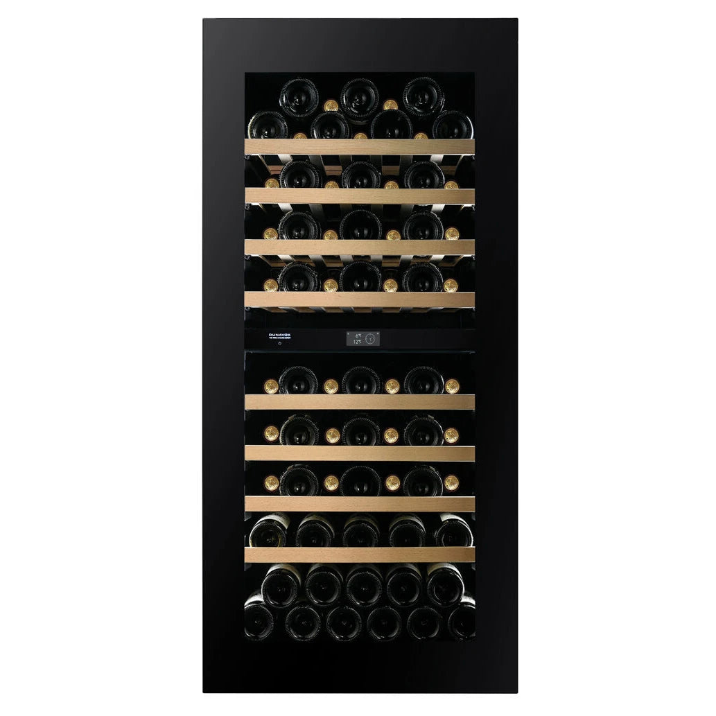 Dunavox Noble-70 Weinkühlschrank, Innenansicht mit zahlreichen Holzregalen, liegenden Weinflaschen und Digitalanzeige