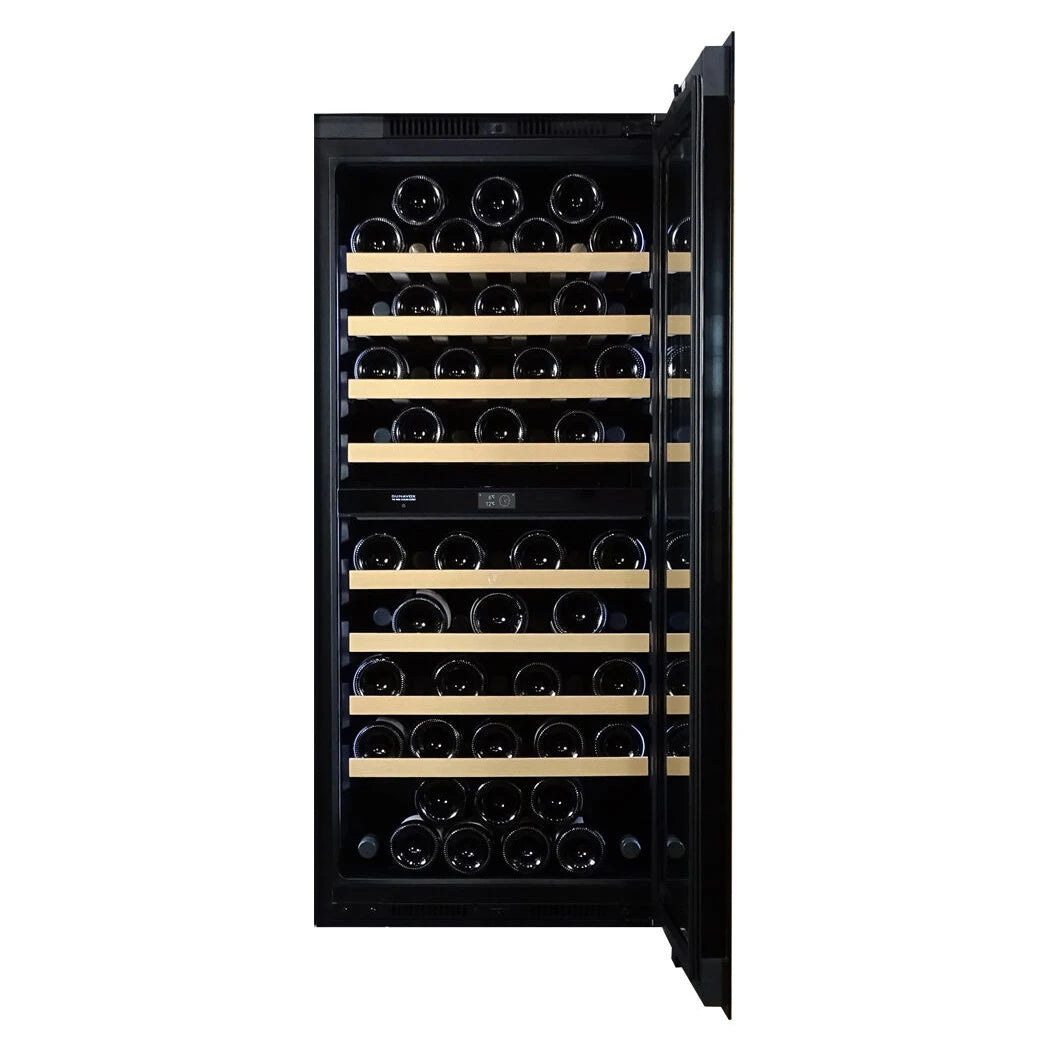 Dunavox Noble-70 Weinkühlschrank mit geöffneter Tür, zahlreiche Holzregale mit liegenden Weinflaschen und Bedienfeld