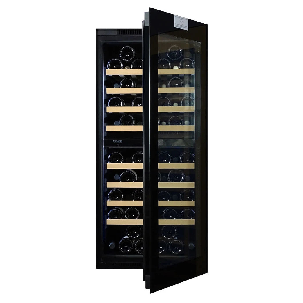 Dunavox Noble-70 Weinkühlschrank mit weit geöffneter Glastür und Blick auf Holzregale mit liegenden Weinflaschen