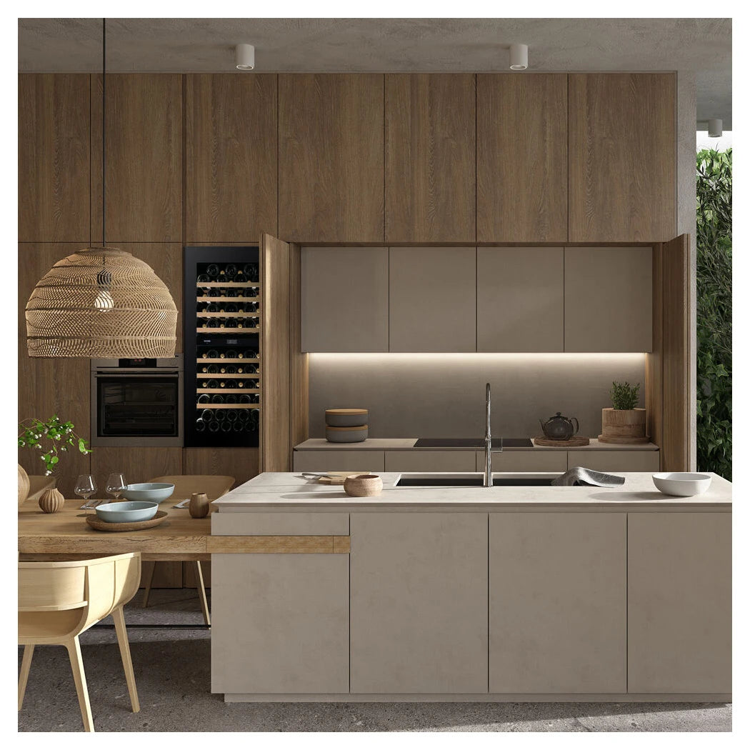 Dunavox Noble-70 Weinkühlschrank freistehend eingebaut in heller Designküche mit Holzfronten, Kücheninsel und Esszimmer