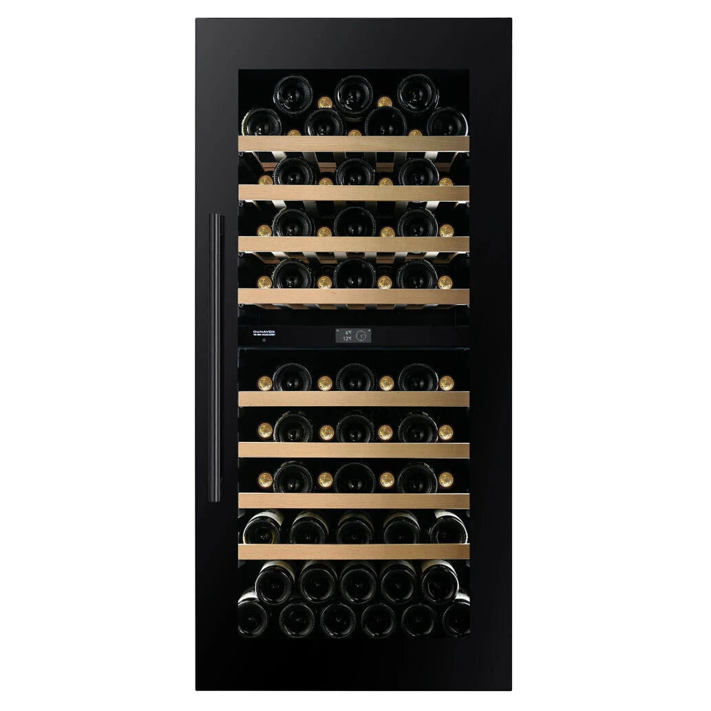 Dunavox Prime-70 Weinkühlschrank, Frontansicht mit schwarzem Gehäuse, Holzregalen und vollbestückten Weinflaschen
