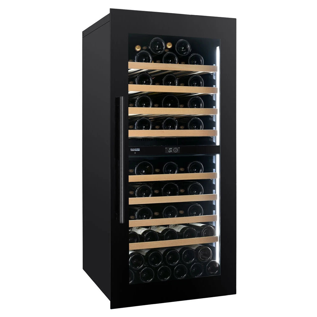 Dunavox Prime-70 Weinkühlschrank, Schrägansicht mit schwarzem Gehäuse, Holzregalen, Silbergriff und zwei Temperaturzonen