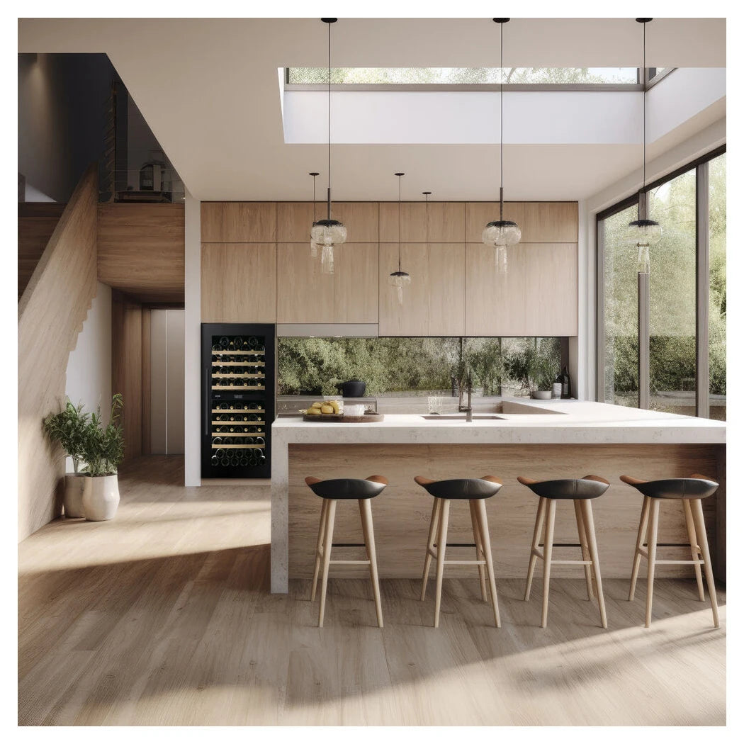 Dunavox Prime-70 Weinkühlschrank freistehend in heller moderner Küche mit Holzelementen, Kücheninsel und großen Fenstern