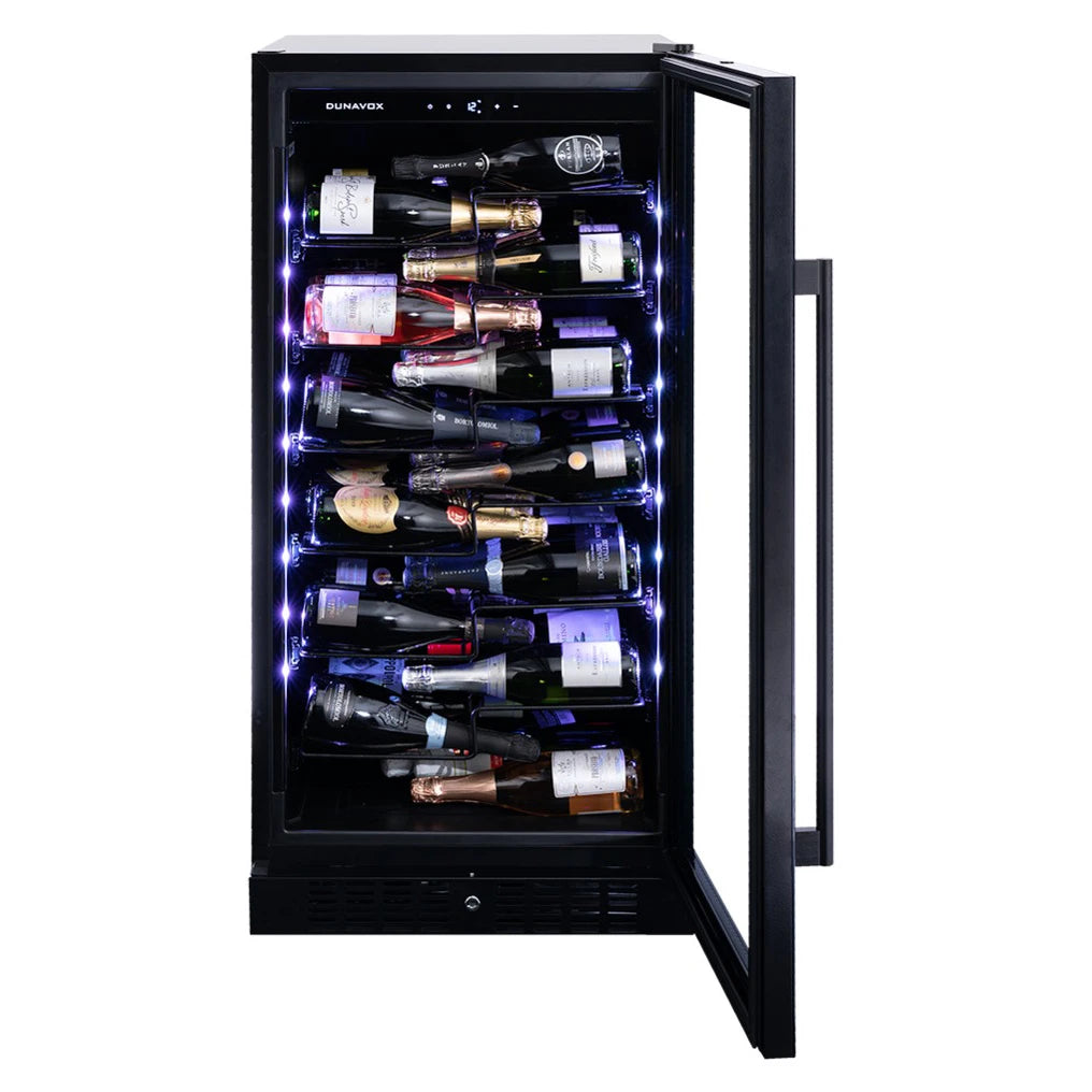 Dunavox Sera-70 Weinkühlschrank geöffnet, blaue LED-Innenbeleuchtung, vollbeladene Regalebenen mit Wein- und Schaumwein