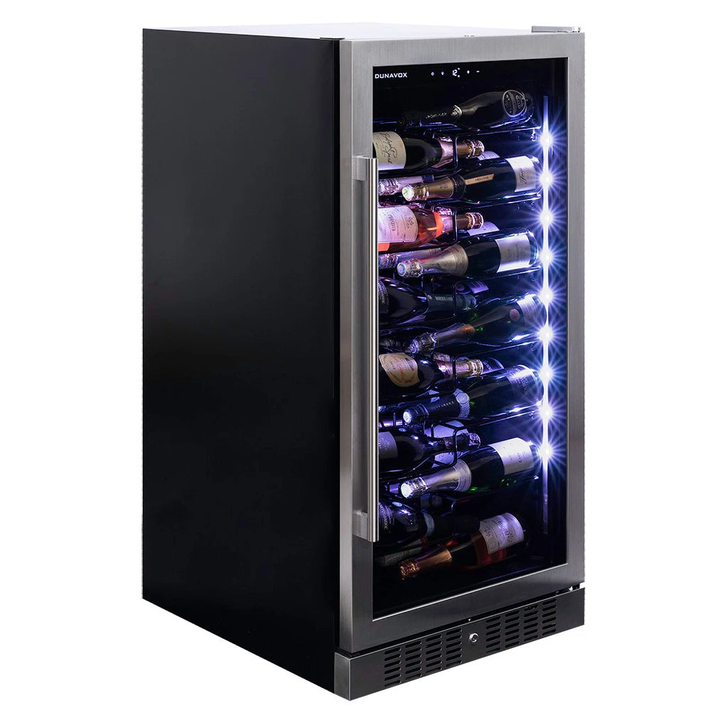 Dunavox Sera-70 Weinkühlschrank, Schrägansicht mit LED-Seitenbeleuchtung und vollbestückten Ablagen, freistehend