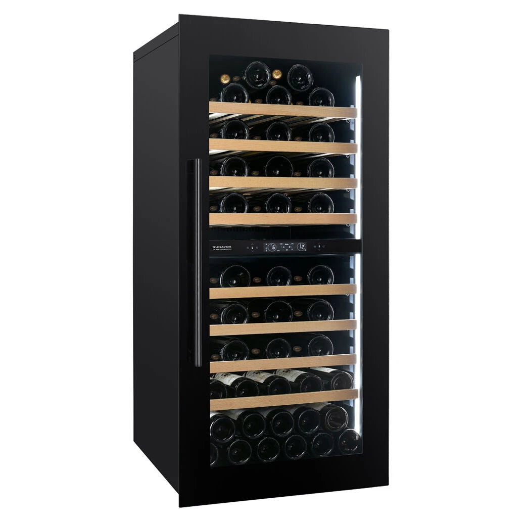 Dunavox Spirit-70 Black Weinkühlschrank, Schrägansicht mit schwarzem Gehäuse, Holzregalen und zwei Kühlzonen