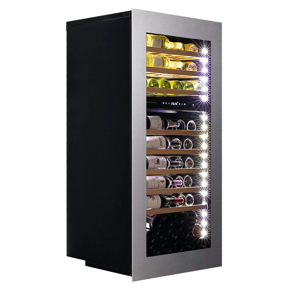 Dunavox Glance-72 Einbau-Weinkühlschrank geöffnet mit bestückten Holzregalen und farbiger LED-Beleuchtung
