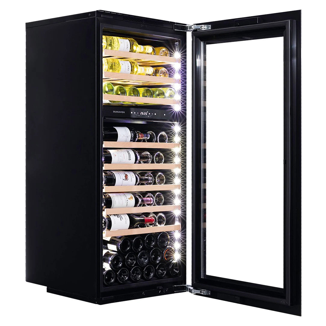 Dunavox Glance-72 Einbau-Weinkühlschrank mit weit geöffneter Glastür und beleuchteten Holzregalen voller Weinflaschen