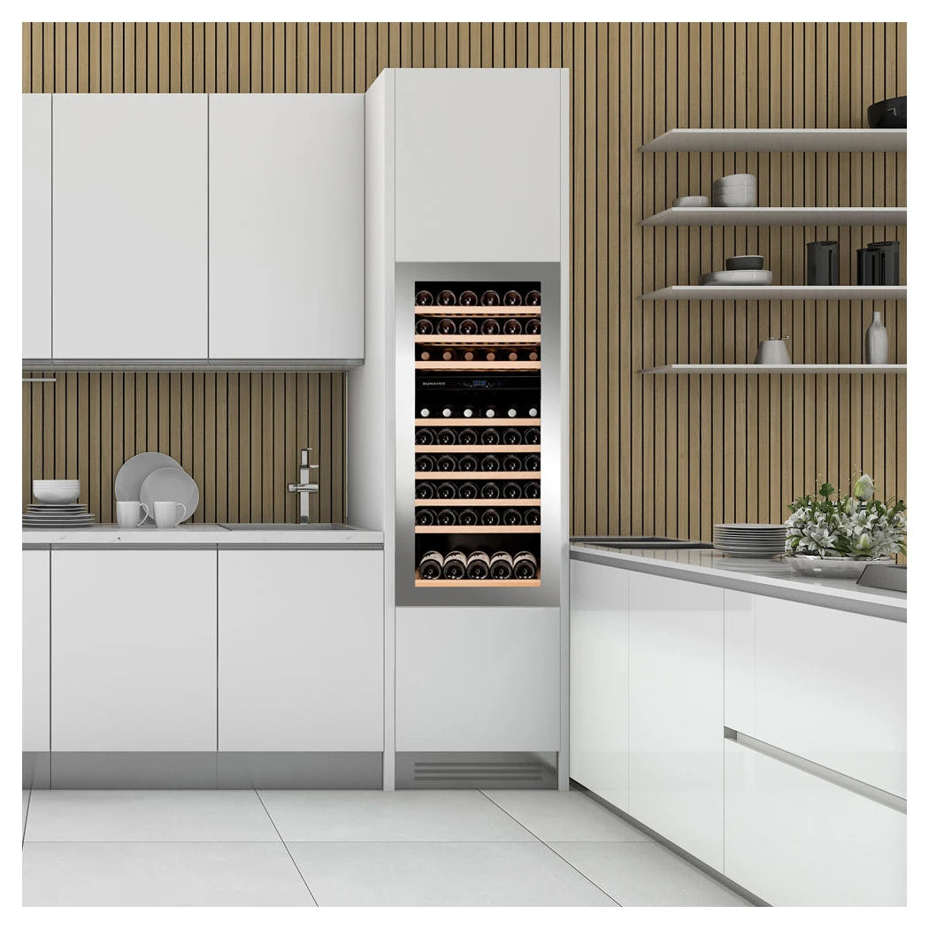 Dunavox Glance-72 Einbau-Weinkühlschrank vollintegriert in heller Küche mit Holzlatten-Wandverkleidung und weißen Unterschränken