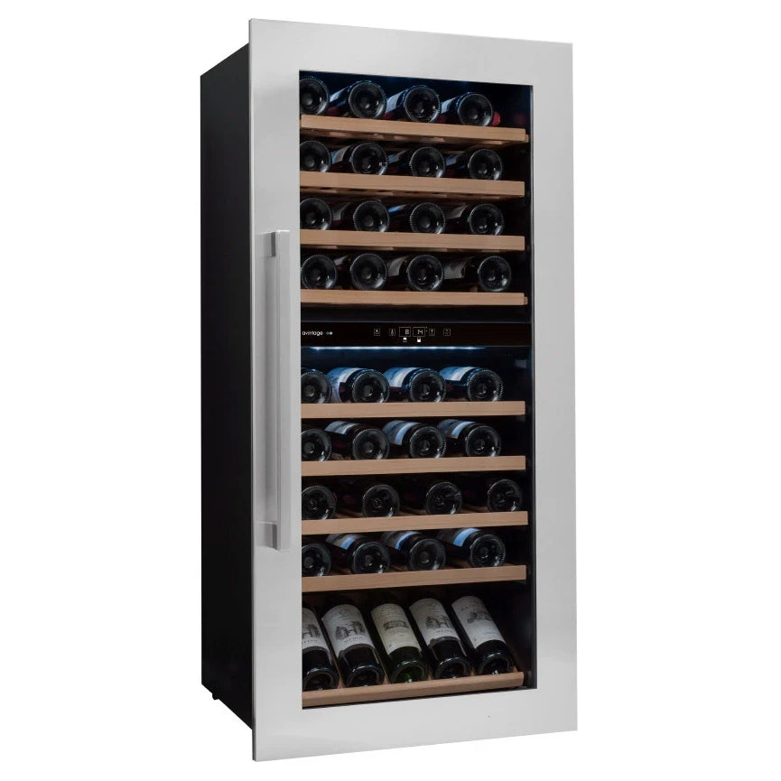 Weinkühlschrank Avintage AVI81XDZA für bis zu 79 Flaschen, freistehendes Modell mit Glastür und Edelstahlrahmen; im Innenraum mehrere Holzablagen mit horizontal gelagerten Weinflaschen sowie integrierter digitaler Temperaturanzeige und LED-Innenbeleuchtung.