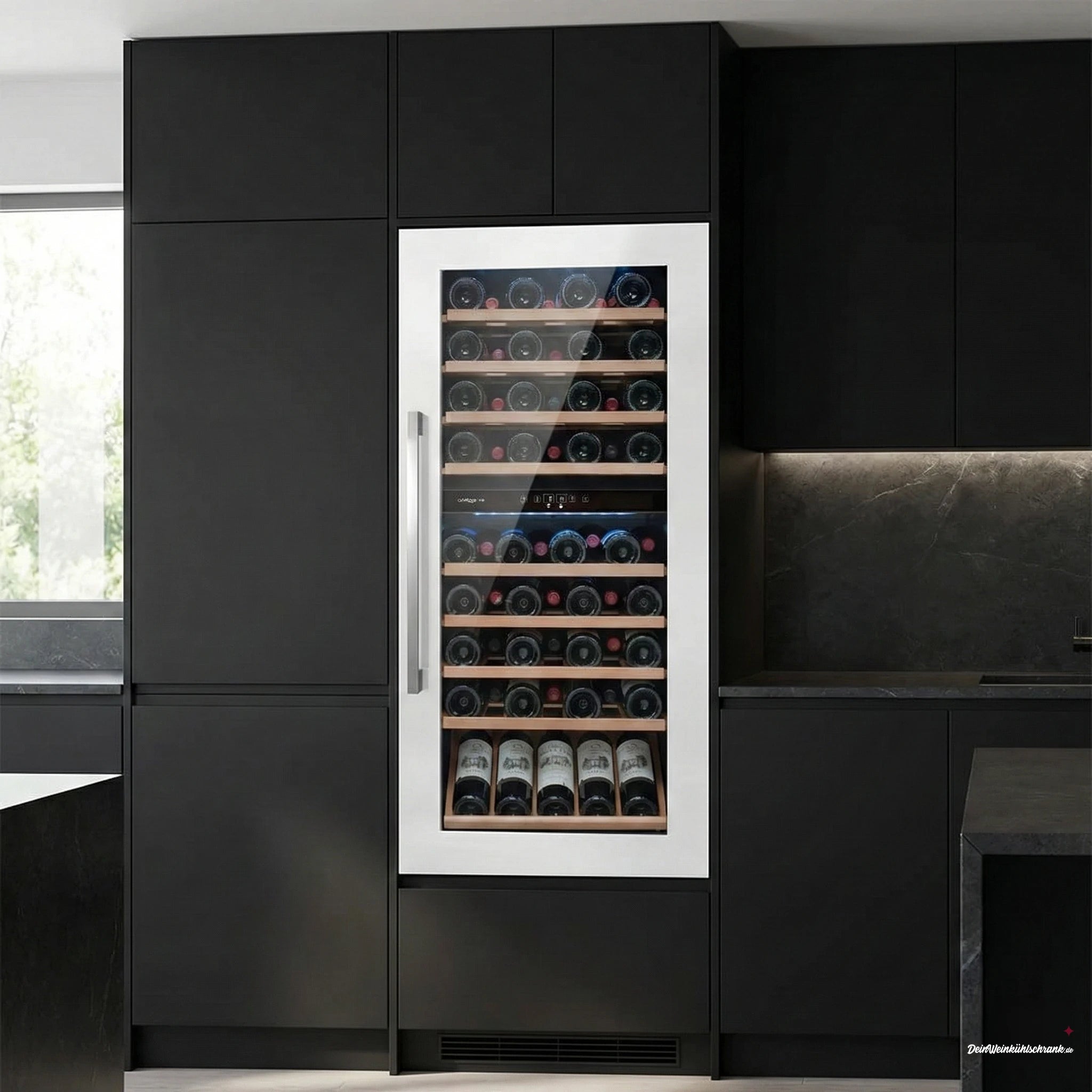 Weinkühlschrank Avintage AVI81XDZA für bis zu 79 Flaschen, als Einbaugerät in eine moderne schwarze Küchenzeile integriert; mit Glastür, Edelstahlrahmen und Holzregalen, auf denen zahlreiche Weinflaschen horizontal gelagert sind, inklusive digitalem Bedienfeld im Innenraum.