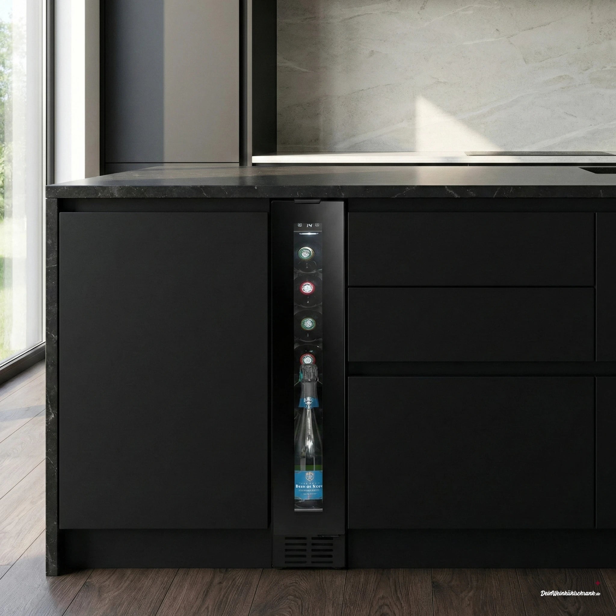 Unterbau-Weinkühlschrank Avintage AVU8TNA für 8 Flaschen mit schwarzer Front, schmaler Glastür und digitaler Temperaturanzeige, integriert in eine moderne Küche.