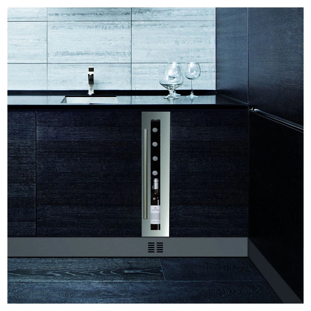 Dunavox Flow-9 Stainless Unterbau-Weinkühlschrank eingebaut in moderner Dunkelküche mit Weinglasern auf der Arbeitsplatte