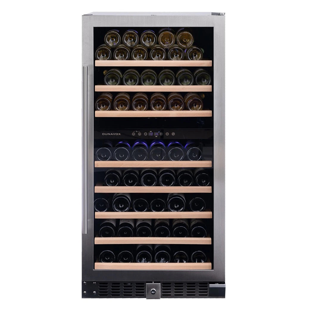 Dunavox Grande-94 Weinkühlschrank Schrägansicht, Edelstahlrahmen mit Glastür, neun Holzregale vollbeladen, Steuerfeld unten