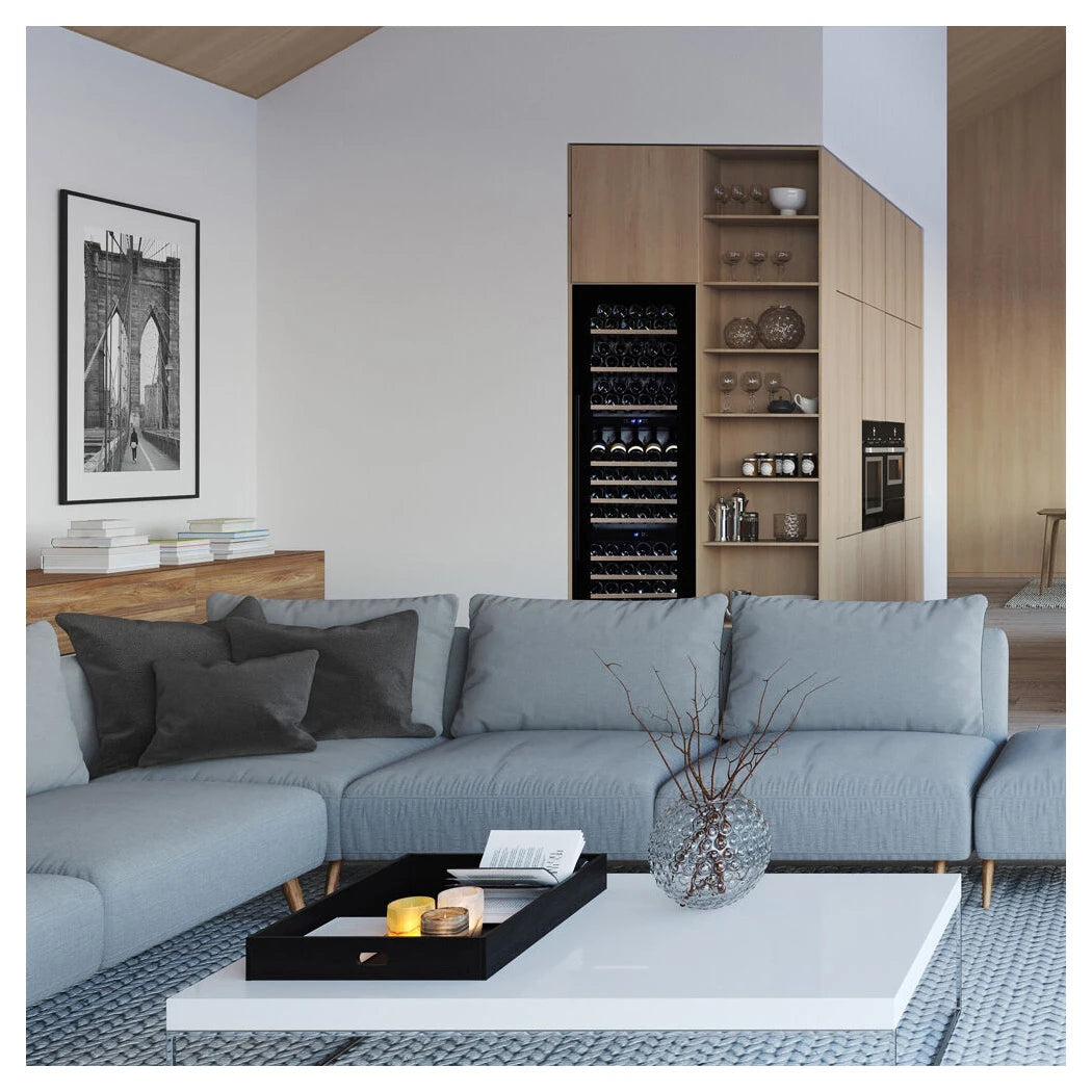 Dunavox Joy-89 Weinkühlschrank voll integriert in moderne Wohnküche, sichtbar in hellem Holzregal-Küchenblock im Hintergrund