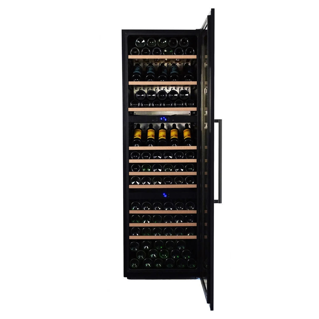 Dunavox Joy-89 geöffneter Weinkühlschrank, Frontalansicht mit Teleskop-Holzregalen und drei unabhängigen Temperaturzonen